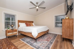 5 bedrooms, iron/ironing board, WiFi, bed sheets - 40 Acres w/Waterfalls, Vineyard, Stream, 5 bedroom (Moravian Falls)