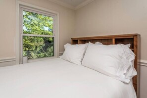 5 bedrooms, iron/ironing board, WiFi, bed sheets