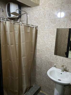 Een douche, een regendouche, gratis toiletartikelen, handdoeken