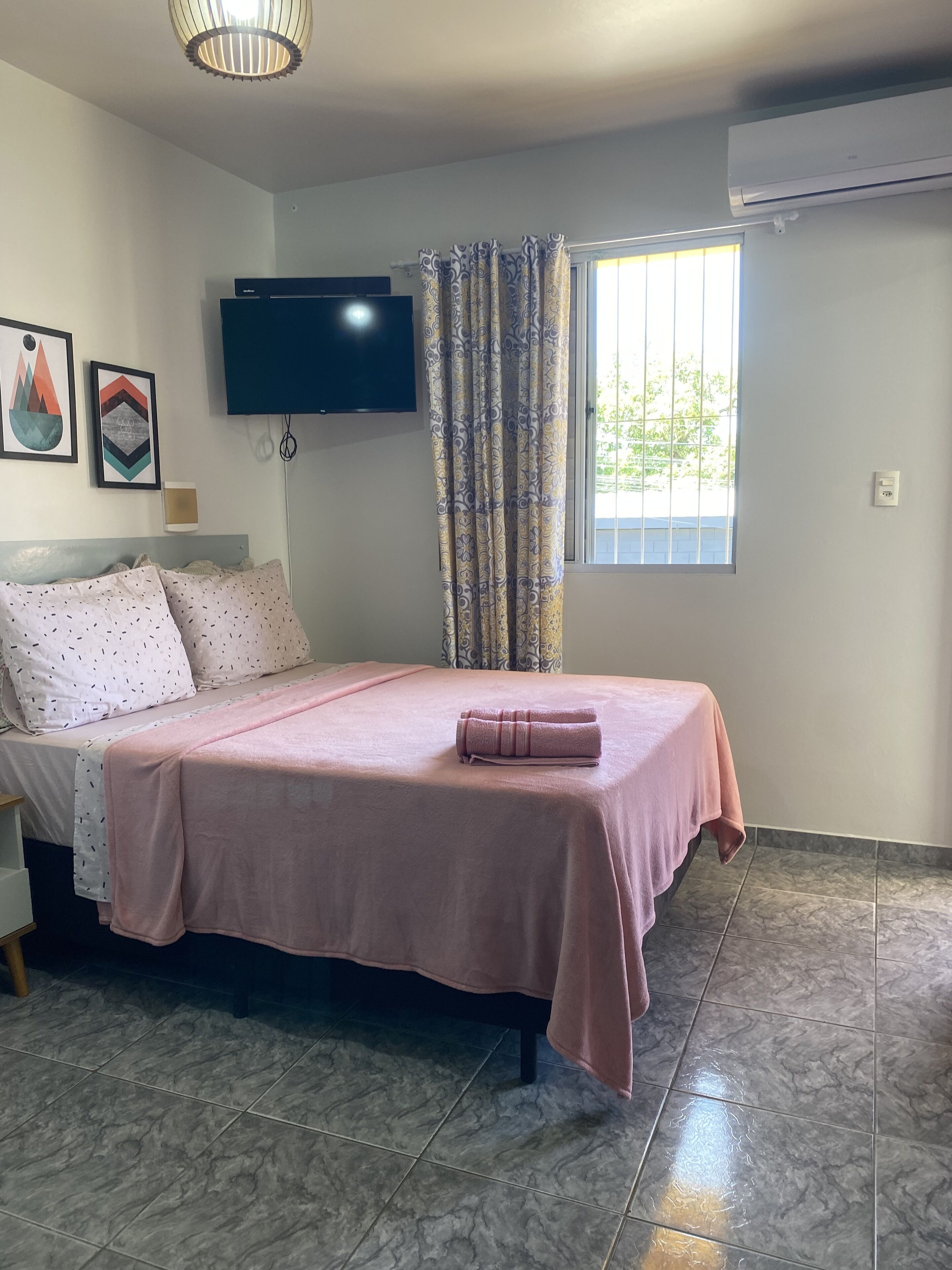 1 chambre, fer et planche à repasser, Wi-Fi gratuit, draps fournis