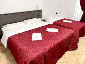 Standaard driepersoonskamer, Meerdere bedden | Donsdekens, een kluis op de kamer, geluiddichte muren, gratis wifi