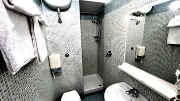 Deluxe-Vierbettzimmer, Mehrere Betten | Badezimmer