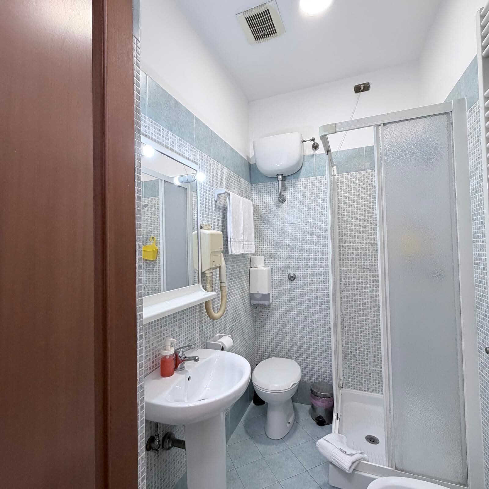 Ein Badezimmer mit Waschbecken, Toilette und Dusche.