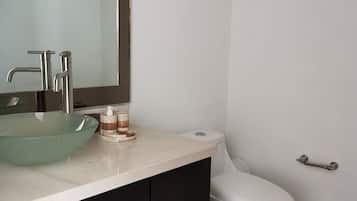Condo Confort | Baño | Regadera y toallas