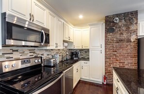 Frigorífico, horno y placa de cocina