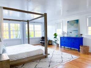 4 slaapkamers, een bureau, een strijkplank/strijkijzer, reisbedje