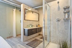 Dusche, Haartrockner, Handtücher, Seife