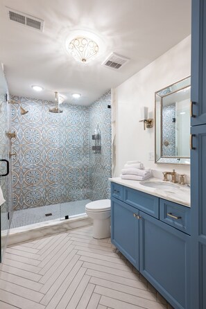 Combined shower/bathtub, hair dryer, towels