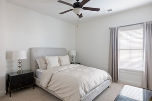 5 habitaciones, escritorio y tabla de planchar con plancha 