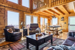 Smart TV, chimenea, videojuegos y futbolito 