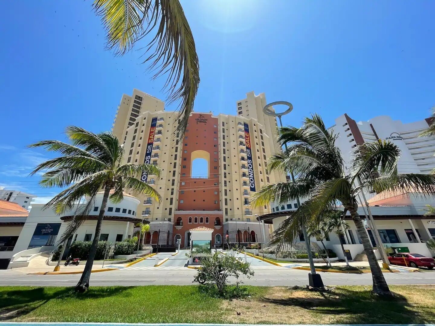 Vista frontal de la propiedad