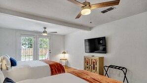 4 bedrooms, WiFi - Welcome Home! (Tyler)