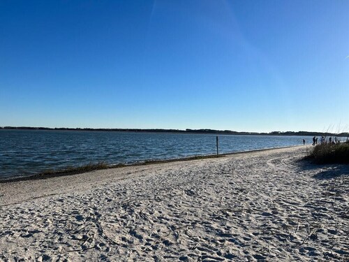 Pet friendly 5 mins to beach & Parris Island