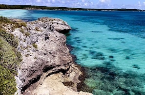 Playa en los alrededores, camastros y toallas de playa