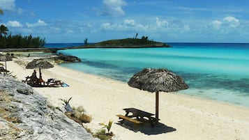 Tæt på stranden, liggestole, badehåndklæder