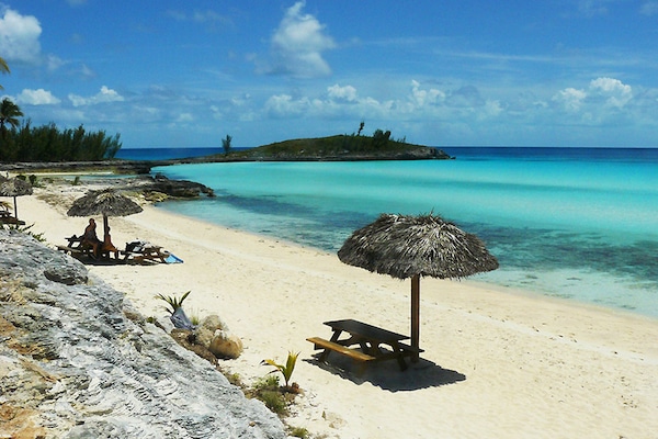 بالقرب من الشاطئ، كراسي للتشمس، مناشف للشاطئ