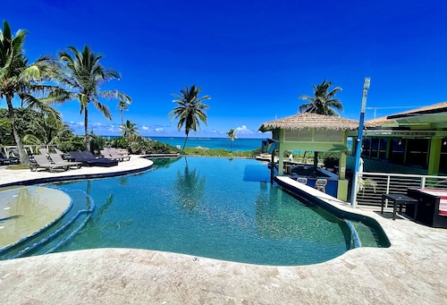 Cheerful Bahamian Pad. Walk to Beaches, Bars, Restaurants, Grocery-Liquor stores