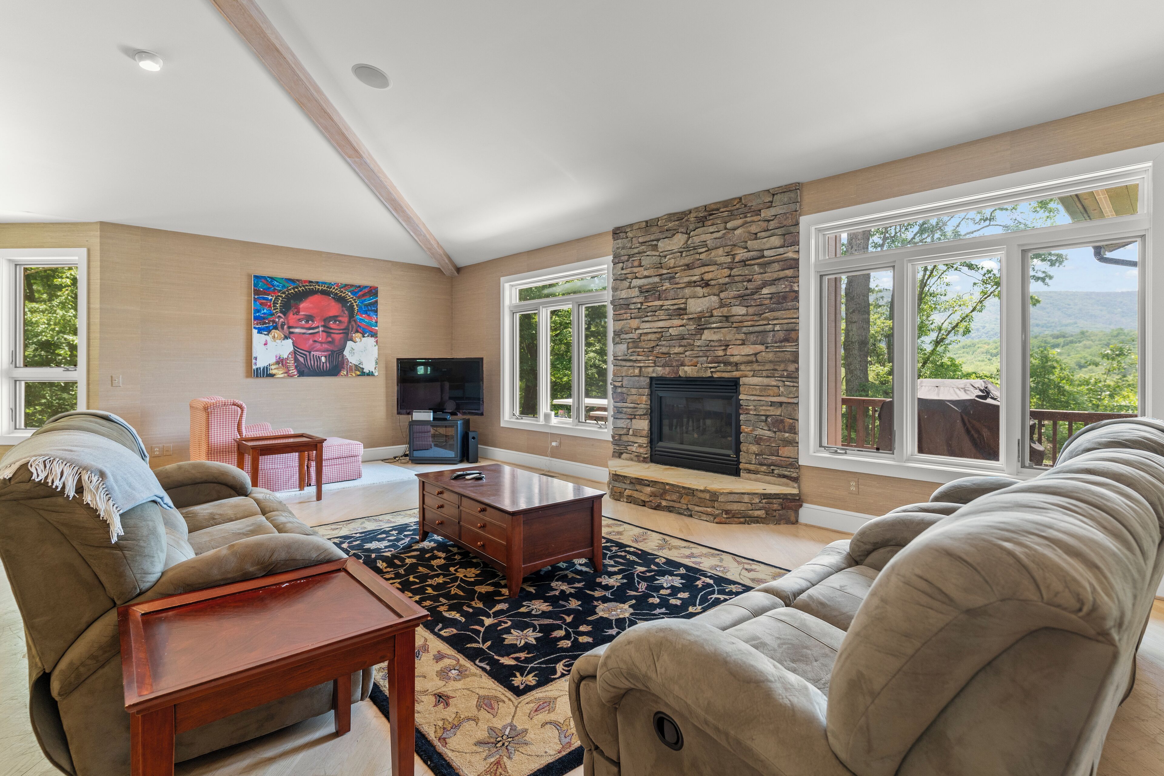 Smart-TV, Kamin, DVD-Player, Bücher