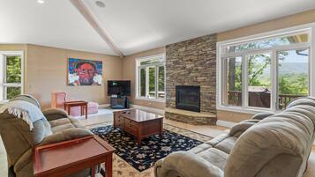 Smart-TV, Kamin, DVD-Player, Bücher