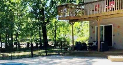 peaceful and private getaway on 5 acres..mnts to metro airport.