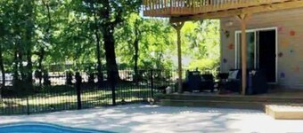 peaceful and private getaway on 5 acres..mnts to metro airport.