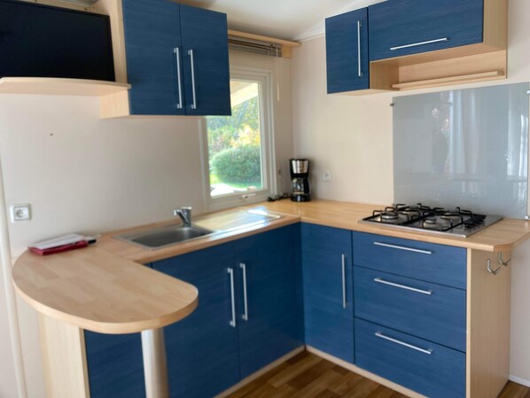 Jääkaappi, mikroaaltouuni, uuni, liesi