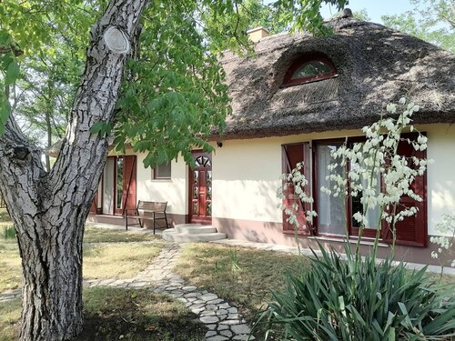 2 houses (up to 9 people) surrounded by nature and with a private swimming pool