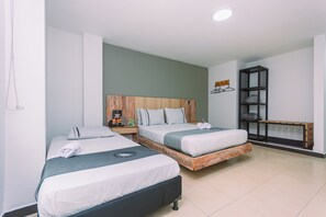 Ein Hotelzimmer mit zwei Betten, einem Holzkopfteil, einem Regal mit Gegenständen und einer Bank.