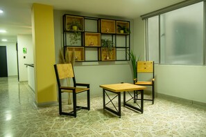 Chambre Double Standard | Coin séjour | TV connectée de 41 pouces avec chaînes par câble