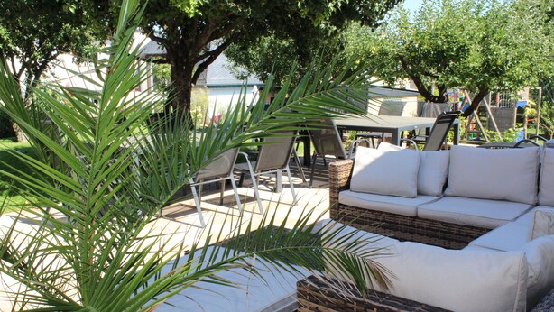 An outdoor seating area with wicker furniture and a sofa. - Romantic vacation in the wine village of Kiedrich (Kiedrich)