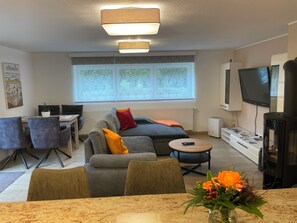 Smart-TV, Kamin, Bücher