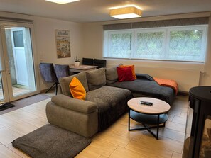 Smart-TV, Kamin, Bücher