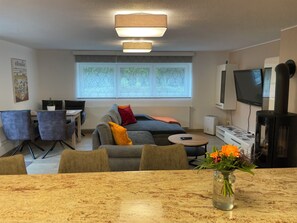 Smart-TV, Kamin, Bücher