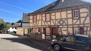A traditional half-timbered building with a car parked in front. - Romantic vacation in the wine village of Kiedrich (Kiedrich)