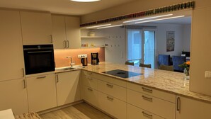 A modern kitchen with a built-in oven, a coffee maker, and a sink. - Romantic vacation in the wine village of Kiedrich (Kiedrich)