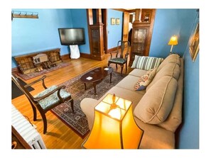 Living area - Historic St. Paul Manor House! Grand/Selby/Summit (St. Paul)
