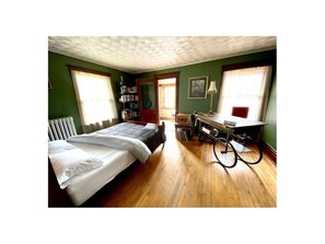6 bedrooms, desk, iron/ironing board, free WiFi