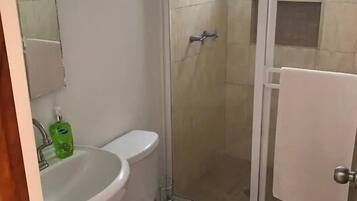 Condo familiar | Regadera en el baño