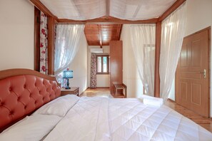 3 bedrooms, in-room safe, iron/ironing board, free WiFi