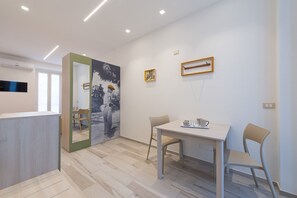 Deluxe Double Room | Living area