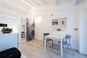 Quarto casal luxo | Área de estar | Smart TV 32 polegadas com canais digitais, TV