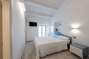 Deluxe Double Room | Peralatan tempat tidur premium, gebar bulu kapas, peti besi dalam bilik 