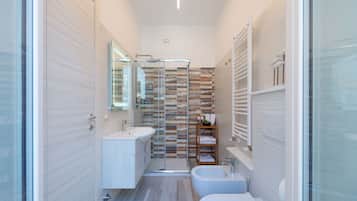 Deluxe Double Room | Bathroom