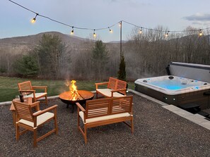 Outdoor spa tub - Modern Home: Hot Tub, Mountain Views & EV Charger (Jewett)