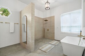 Baignoire, sèche-cheveux, serviettes fournies, papier toilette