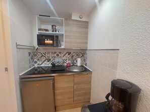 Kühlschrank, Mikrowelle, Wasserkocher mit Kaffee-/Teezubehör, Toaster