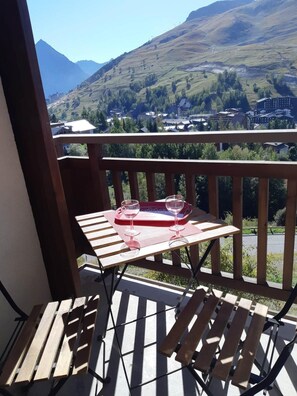 Outdoor dining - 300m from shops, 3rd floor, balcony, parking, tv, ski locker, 22m², Les 2 Alpes (Les Deux Alpes)