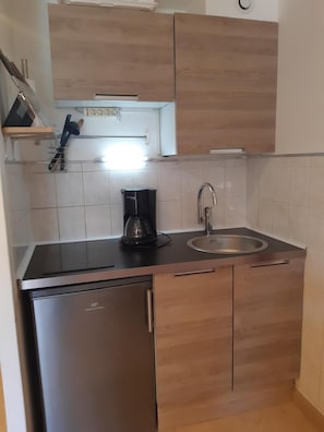 Fridge, microwave, coffee/tea maker, toaster