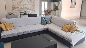 Televisie, een tafeltennistafel en boeken