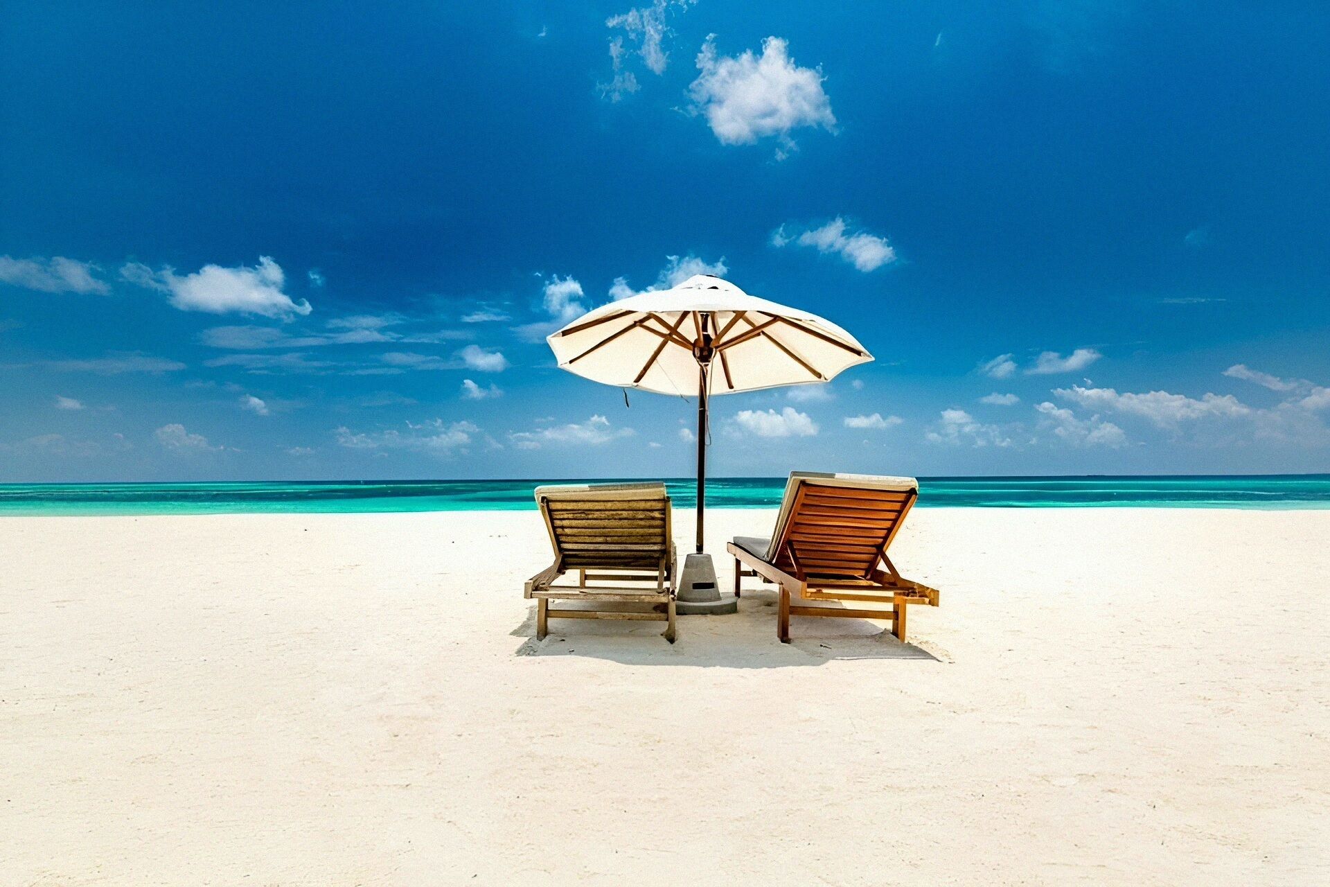 En la playa y toallas de playa 